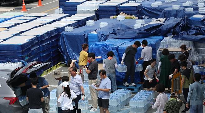 8월29일 강원도 강릉아레타 주차장에서 가뭄으로 어려움을 겪는 복지시설과 학교, 경로당, 유치원 등에 생수를 배부하고 있다. 이날 오봉댐 저수율이 역대 최저치인 14.9%를 기록하며, 수도계량기 75%를 잠금하는 제한급수가 시행됐다. /강원일보 제공