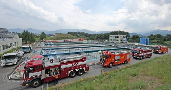 8월31일 강릉시민 87%가 사용하는 생활용수를 공급하는 홍제정수장에 전국에서 온 소방차들이 운반해 온 물을 공급하고 있다. /강원일보 제공