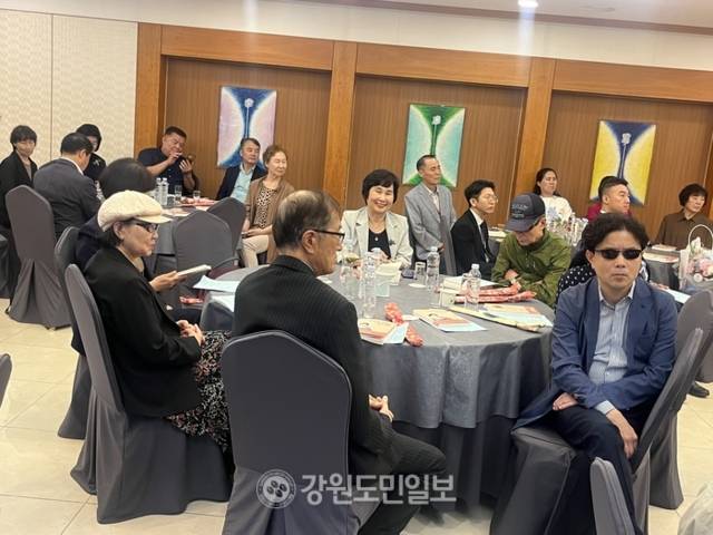 ▲ 지소현 강원수필문학회장의 산문집 ‘치유와 공감의 이야기들’ 출판 기념회가 16일 춘천 세종호텔에서 열렸다.