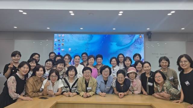 ▲ 재경강릉여고동문회(회장 심현숙)가 주최하는 제3회 목련포럼이 지난 15일 배화여대에서 강릉 출신 박영순 건축사의 초청 특강으로 열렸다. 동문회 제공.