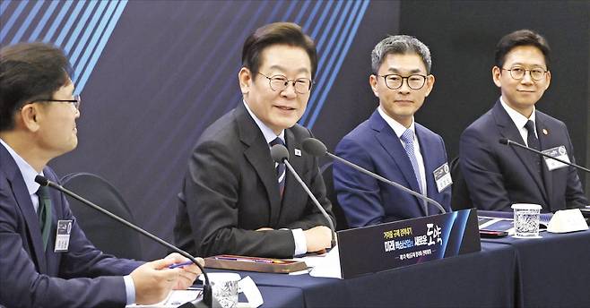 이재명 대통령이 15일 서울 하월곡동 한국과학기술연구원(KIST)에서 ‘제1차 핵심규제 합리화 전략회의’를 주재하고 있다. 이 대통령은 잠재성장률 반등을 위해 인공지능(AI), 자율주행, 로봇 분야 규제를 혁파해야 한다고 강조했다.  김범준 기자