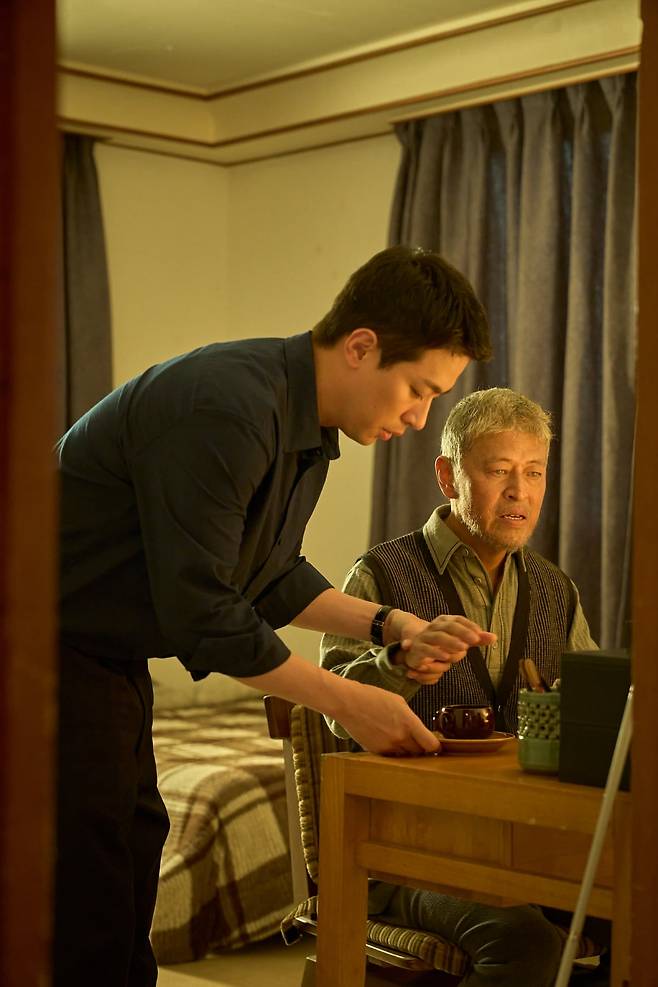 영화 '얼굴'에서 임영규(권해효 배우)와 임동환(박정민 배우) 부자. / 사진. ⓒ 플러스엠 엔터테인먼트