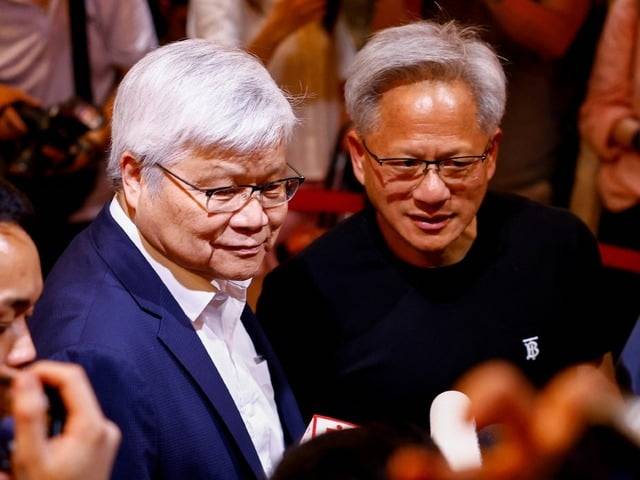 젠슨 황(오른쪽) 엔비디아 CEO와 웨이저자 TSMC CEO. 사진=연합뉴스