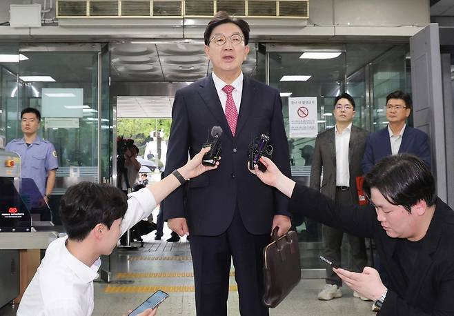 윤석열 정부와 통일교 간 '정교 유착'의 발단으로 지목된 국민의힘 권성동 의원이 16일 서울 서초구 서울중앙지법에서 열린 구속 전 피의자 심문(영장실질심사)에 출석하며 취재진의 질문에 답하고 있다. 연합뉴스