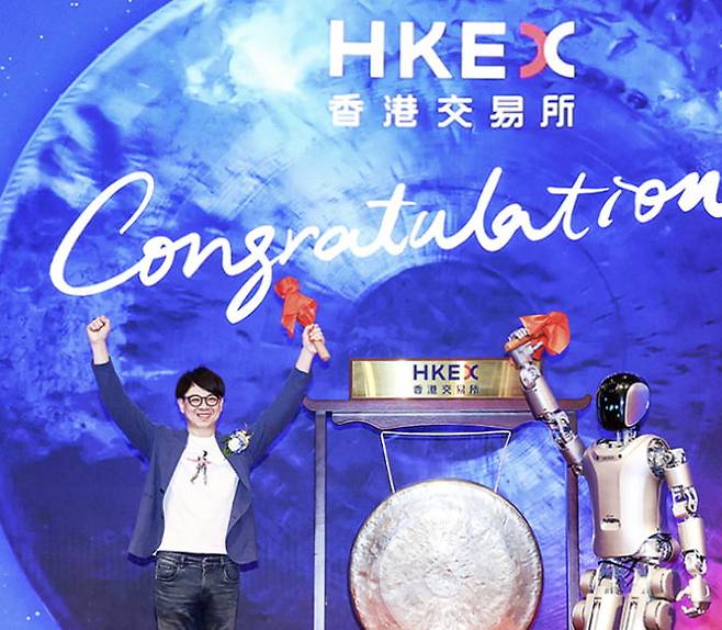 유비테크 기업공개 당시 IPO 북을 울리는 로봇. 사진=바이두