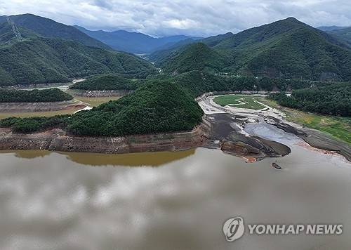 지난 12~3일 극심한 가뭄을 겪는 강원 강릉시 오봉저수지 인근에 80~90㎜가량의 단비가 내리면서 저수율이 점차 상승하고 있다. 연합뉴스 자료 사진