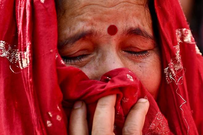 15일(현지시간) 네팔 카트만두 파슈파티나트 사원에서 한 반정부 시위 사망자의 장례식이 열리고 있다. 한 추모객이 슬퍼하고 있다. AFP연합뉴스