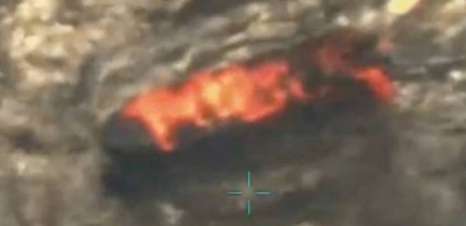 마약 카르텔 운반선으로 추정되는 베네수엘라 선박이 미군의 공격을 받은 뒤 폭발하고 있다. 도널드 트럼프 미국 대통령이 15일(현지시간) 트루스소셜에 영상을 공개했다. 트루스소셜 캡처