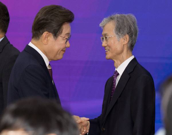 지난 6월 4일 국회 로텐더홀에서 이재명 대통령이 취임 선서를 마친 후 조희대 대법원장과 인사하고 있다. 김정록 기자