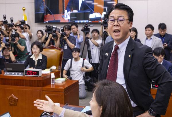 국민의힘 곽규택 의원이 16일 서울 여의도 국회에서 열린 법제사법위원회 전체회의에서 무소속 최혁진 의원의 나경원 의원에 대한 발언에 강하게 항의하고 있다. 연합뉴스