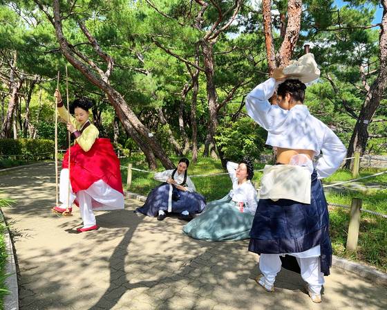 The “Hanbok Beauties” team’s recreation of Shin Yoon-bok’s Dano Pungjeong in the National Museum of Korea cosplay contest [KWON NO-AH]