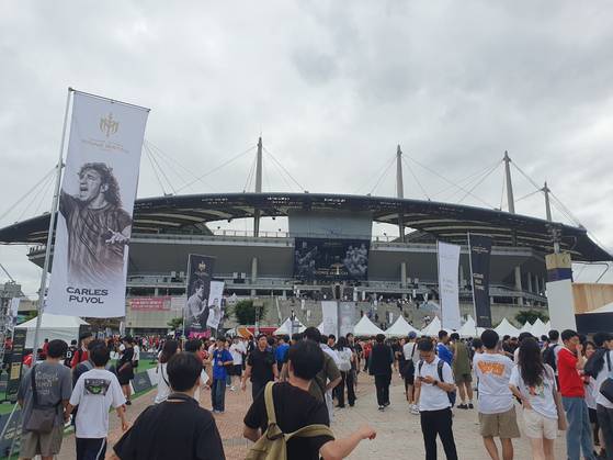 The grounds around Soul World Cup Stadium in Mapo District, western Seoul, are absolutely buzzing ahead of the Icons Match-eve event on Sept. 13. [THOMAS MCCARTHY]