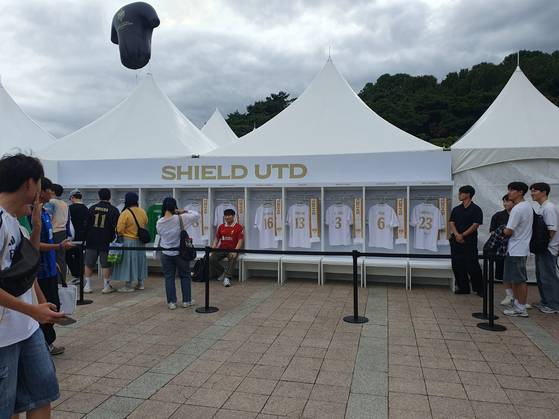 Fans sit in front of their favorite legend's jersey outside Seoul World Cup Stadium in Mapo District, western Seoul, on Sept. 13. [THOMAS MCCARTHY]