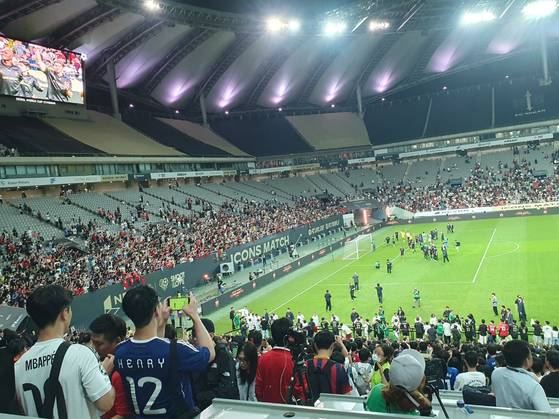 Fans scramble to get a photo of the Icons Match players as they make their way around Seoul World Cup Stadium. [THOMAS MCCARTHY]