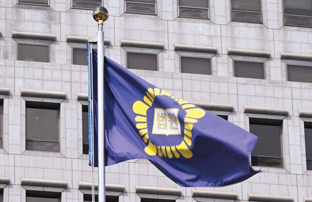 법원 깃발이 15일 서울 서초구 대법원 청사 앞에서 바람에 펄럭이고 있다. 법원 내부에서는 최근 더불어민주당의 조희대 대법원장 사퇴 요구에 대한 반발 기류가 커지고 있다. 윤웅 기자