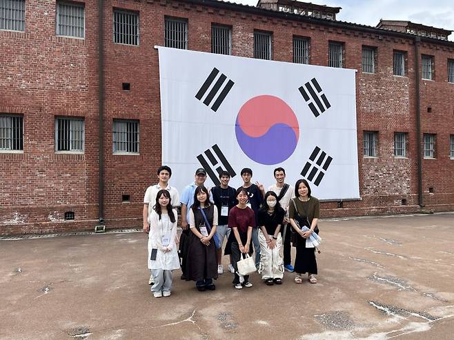 일본그리스도개혁파교회 청년들이 서울 서대문구 서대문형무소에서 단체사진을 촬영하고 있다. 일본그리스도개혁파교회 제공