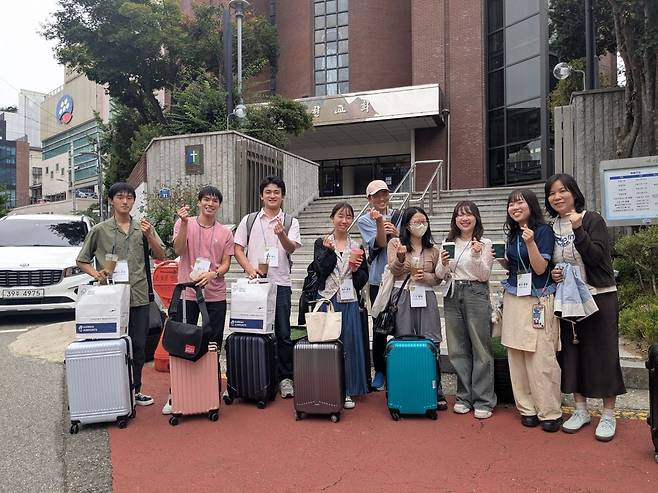 일본그리스도개혁파교회 청년들이 지난 14일 서울 마포구 서현교회 앞에서 단체사진을 촬영하고 있다. 일본그리스도개혁파교회 제공