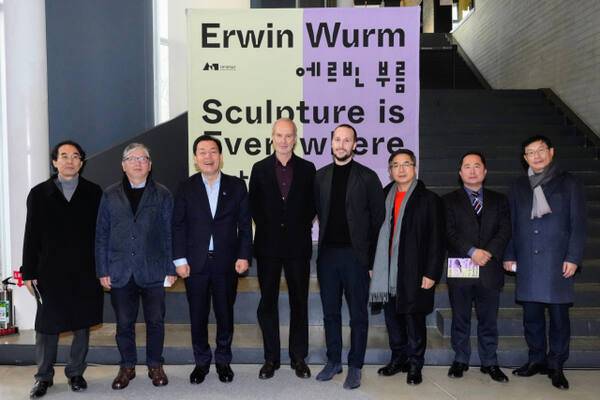 2022년 12월 수원시립미술관이 개최한 에르빈 부름 개인전 개막식에서 이재준 수원특례시장과 작가가 기념 촬영을 하고 있다. 수원시 제공