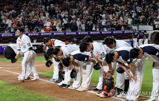 경기에서 승리한 한화 선수들이 관중에게 인사하고 있다. / 사진=연합뉴스