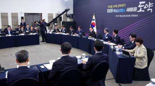 15일 서울 성북구 한국과학기술연구원(KIST)에서 이재명 대통령 주재로 제1차 핵심규제 합리화 전략회의가 진행되고 있다. [사진 출처 = 연합뉴스]