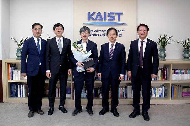 (왼쪽부터)김대수 생명과학기술대학장,이균민 교학부총장, 김진수 교수, 이광형 총장, 이상엽 연구부총장 [사진=KAIST]