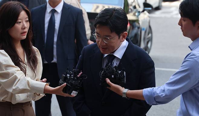 K팝 대부, 경찰 출석  방시혁 하이브 의장이 15일 자본시장법 위반 혐의 관련 조사를 받기 위해 서울경찰청 금융범죄수사대에 출석하면서 취재진의 질문에 답하고 있다.  이승환 기자