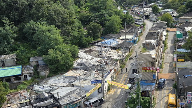 서울 노원구 중계동의 한 8층 건물에서 내려다 본 백사마을 전경. [권민선 기자]