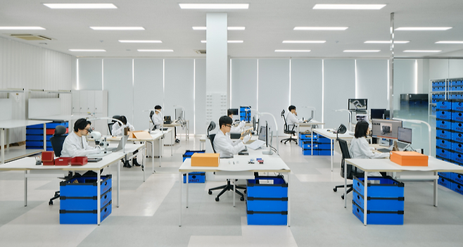 서울 성동구 번개장터 제2검수센터에서 검수사들이 중고 명품을 검증하고 있다. [사진 = 번개장터]