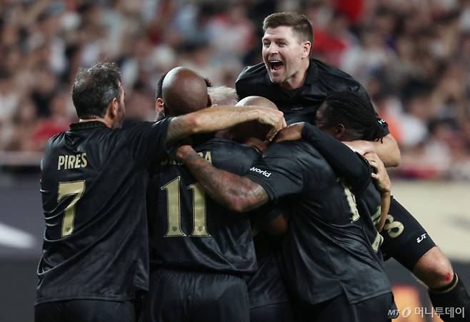 [서울=뉴시스] 홍효식 기자 = 14일 오후 서울 마포구 서울월드컵경기장에서 열린 넥슨 2025 아이콘 매치 FC 스피어(공격수팀)와 쉴드 유나이티드(수비수팀)의 경기, FC 스피어 웨인 루니가 골을 넣자 동료들이 기뻐하고 있다. 2025.09.14. yesphoto@newsis.com /사진=홍효식