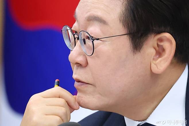 [세종=뉴시스] 고범준 기자 = 이재명 대통령이 16일 세종시 정부세종청사에서 열린 제42회 국무회의에서 참석자 발언을 경청하고 있다. (대통령실통신사진기자단) 2025.09.16. bjko@newsis.com /사진=