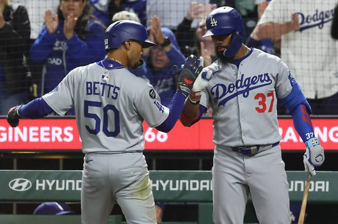 LA다저스가 필라델피아 필리스의 2년 연속 내셔널리그(NL) 동부지구 1위를 위한 희생양이 됐다. 사진은 다저스에서 활약 중인 무키 베츠(왼쪽)와 테오스카 에르난데스의 모습. /사진=로이터
