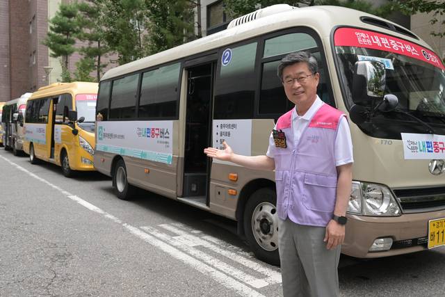 김길성 중구청장이 지난 12일 ‘내편중구버스’ 2호차 탑승을 주민들에게 안내하고 있다.  중구청 제공