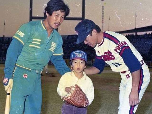 필자(왼쪽)가 삼성 라이온즈 선수 시절에 올스타전에서 최동원(오른쪽) 롯데 자이언츠 선수와 함께했던 장면.  헐크파운데이션 홈페이지