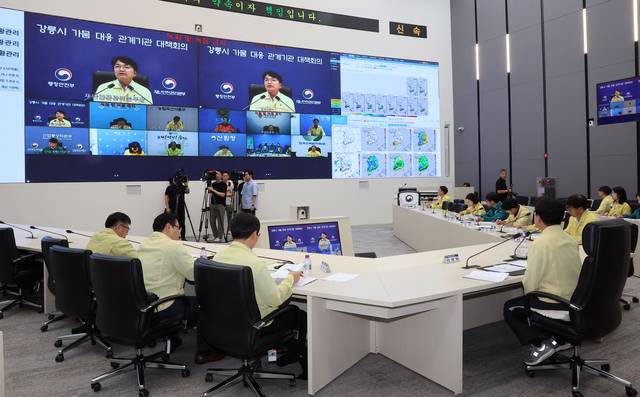 8일 정부세종청사 중앙재난안전상황실에서 행정안전부 관계자들이 강릉시 가뭄 대응 관계기관 대책 회의를 진행하고 있다.  연합뉴스