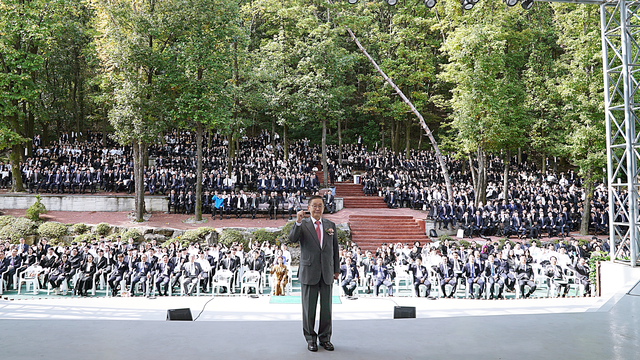 지난해 10월 경기 광주시 유나이티드 히스토리 캠퍼스에서 진행된 한국유나이티드제약 창립 37주년 기념행사에서 강덕영 대표와 그룹사 임직원들이 기념촬영을 하고 있다. 한국유나이티드제약 제공
