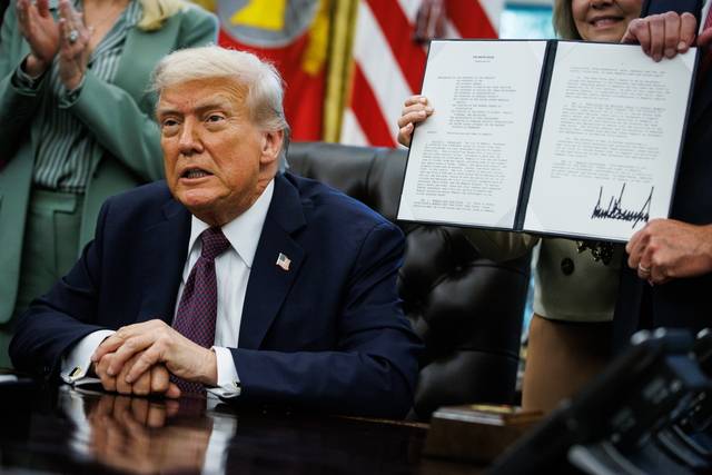 도널드 트럼프 미국 대통령이 15일 워싱턴DC 백악관 집무실에서 테네시주 멤피스의 심각한 범죄 문제를 해결하기 위해 주방위군을 투입하는 것을 골자로 하는 ‘멤피스 안전 태스크포스 구성’ 각서에 서명한 뒤 테네시주 상원의원인 마샤 블랙번과 빌 해거티와 함께 이를 들어보이고 있다. EPA 연합뉴스