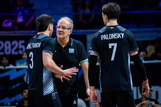 얀 마르티네즈와 대화하는 마르첼로 멘데스 감독(사진 중앙)./Volleyballworld