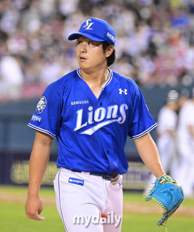 2025년 8월 27일 오후 서울 잠실구장에서 열린 '2025 신한 SOL뱅크 KBO 리그' 삼성 라이온즈와 두산 베어스의 경기. 삼성 양창섭이 6회말 투구를 마친 뒤 더그아웃으로 들어가고 있다./마이데일리