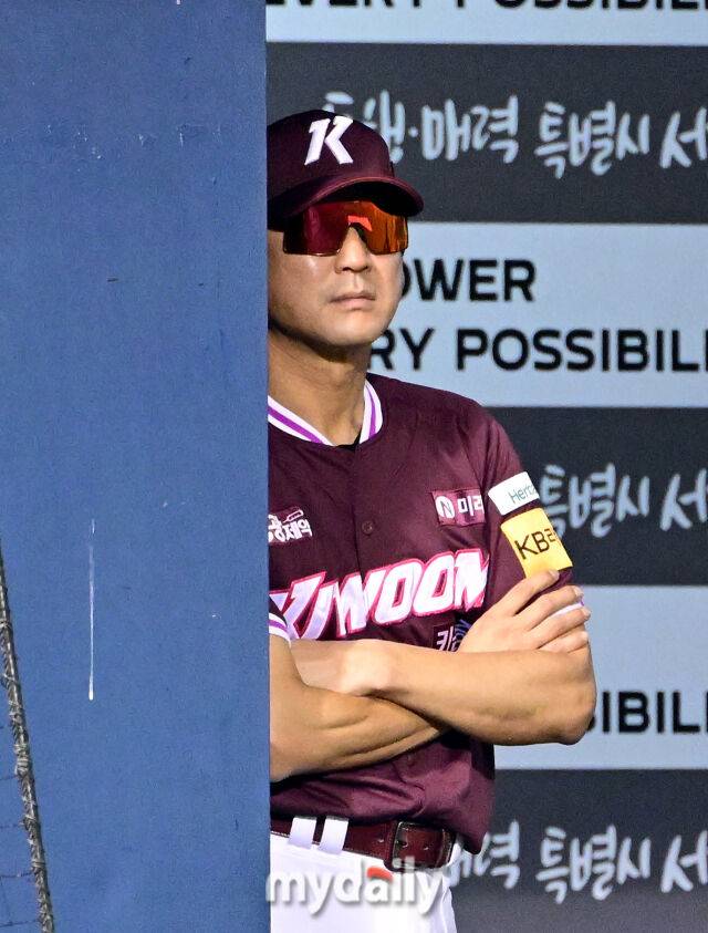 2025년 8월 30일 오후 서울 잠실구장에서 열린 '2025 신한 SOL뱅크 KBO 리그' 키움 히어로즈와 LG 트윈스의 경기. 키움 설종진 감독대행이 지켜보고 있다./마이데일리