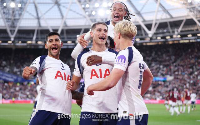 토트넘 선수들이 14일 웨스트햄과 경기에서 미키 판 더 펜(왼쪽에서 두 번째)의 득점 후 함께 기뻐하고 있다. /게티이미지코리아