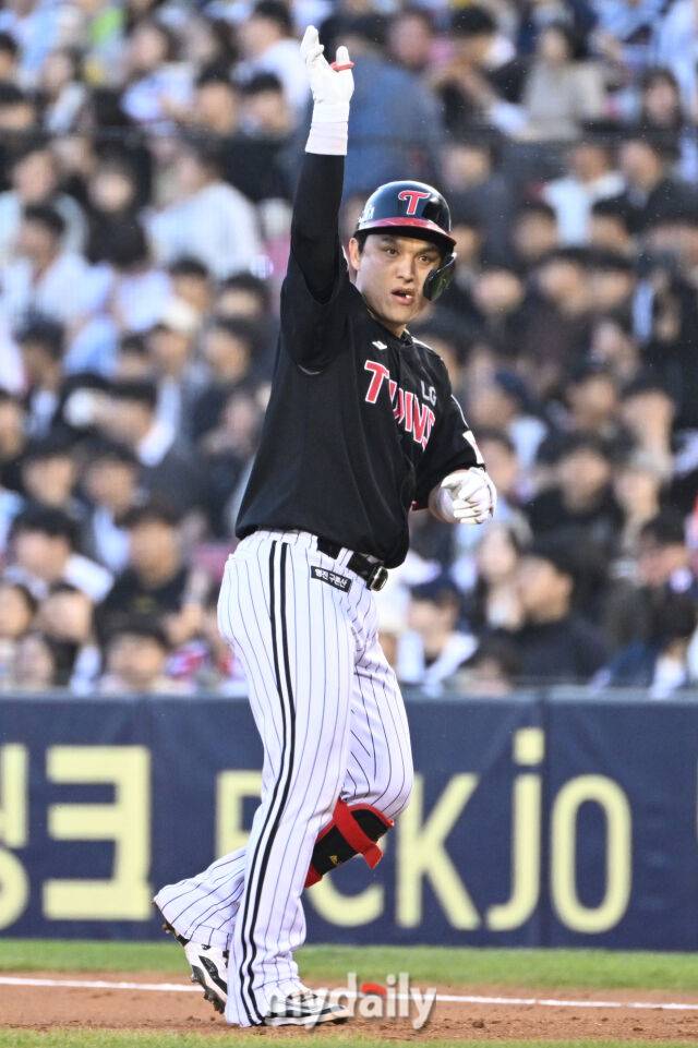7일 서울 잠실야구장에서 열린 '2025 신한 SOL BANK KBO리그' LG 트윈스와 두산 베어스 경기.LG 박동원이 3회초 2사 3루에 1타점 적시타를 친 후 기뻐하고 있다./마이데일리