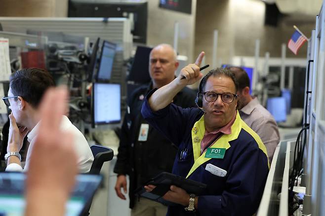 15일(현지시간) 뉴욕증권거래소에서 트레이더들이 일하고 있다. [로이터]