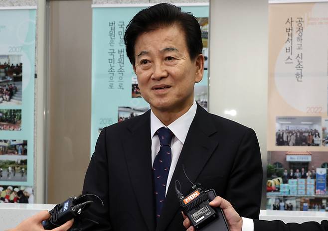 공직선거법 위반 혐의로 기소돼 1심에서 벌금 70만원을 선고받은 정동영 통일부 장관이 10일 전주지법에서 항소심 선고 공판을 마치고 나와 취재진과 인터뷰하고 있다. [연합]