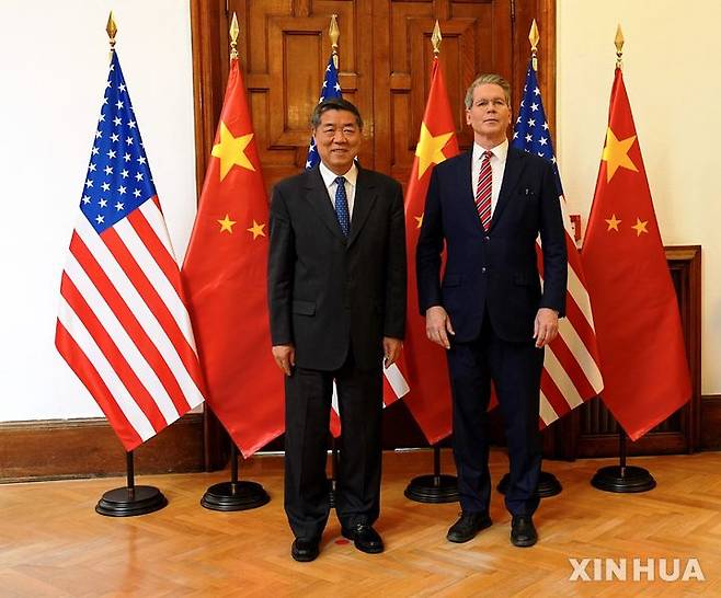 [마드리드=신화/뉴시스] 14일(현지 시간) 스콧 베선트 미국 재무장관과 허리펑 중국 부총리가 스페인 마드리드 외무부 청사에서 4차 협상을 벌이기 앞서 기념 촬영하고 있다. 2025.09.15