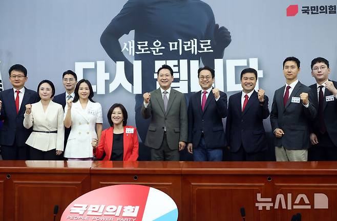 [서울=뉴시스] 고승민 기자 = 장동혁(가운데) 국민의힘 대표가 16일 서울 여의도 국회에서 열린 신임 대변인단 임명장 수여식에서 참석자들과 기념촬영하고 있다. 2025.09.16. kkssmm99@newsis.com