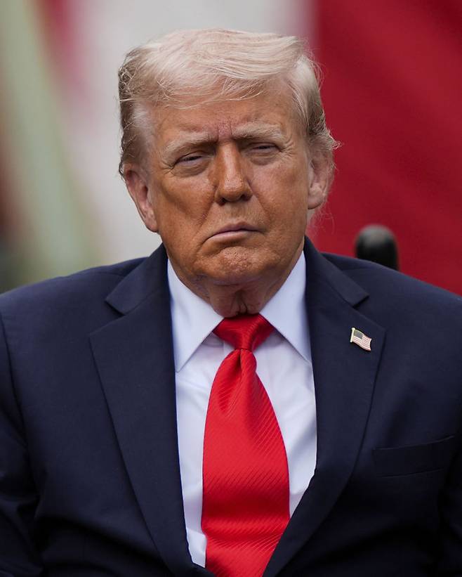 [워싱턴=AP/뉴시스]도널드 트럼프 미국 대통령이 지난 11일 워싱턴 D.C. 펜타곤 안뜰에서 열린 9·11 테러 24주년 기념식에 참석한 모습. 얼굴 한 쪽이 일그러져 있다. 2025.9.16