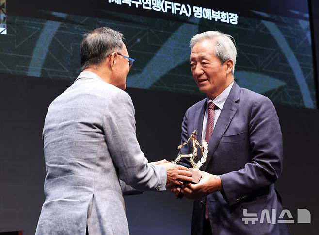 [서울=뉴시스] 배훈식 기자 = 정몽준 대한축구협회 명예 회장이 16일 오전 서울 종로구 아산정책연구원에서 열린 제2회 K리그 명예의 전당 헌액식에서 공헌자 부문 헌액 트로피를 받고 있다. 2025.09.16. dahora83@newsis.com