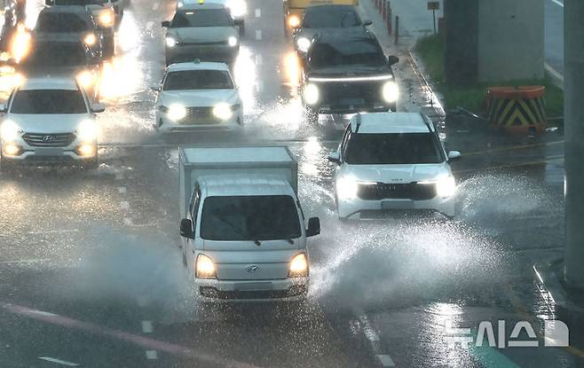 [용인=뉴시스] 김종택 기자 = 수도권 지역에 호우주의보가 발효된 16일 경기 용인시청 앞 도로에서 차량들이 물보라를 일으키며 지나가고 있다. 2025.09.16. jtk@newsis.com