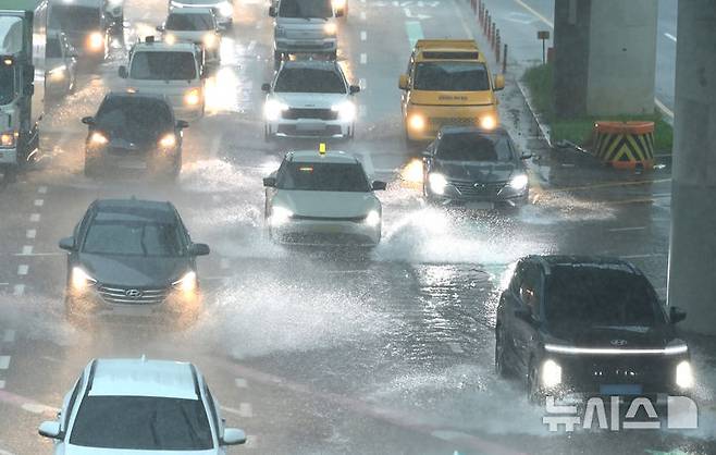 [용인=뉴시스] 김종택 기자 = 수도권 지역에 호우주의보가 발효된 16일 경기 용인시청 앞 도로에서 차량들이 물보라를 일으키며 지나가고 있다. 2025.09.16. jtk@newsis.com