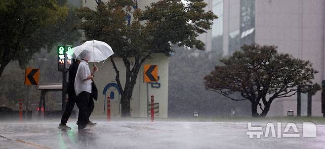 [인천=뉴시스] 전진환 기자 = 16일 오후 인천 남동구 구월로에서 시민들이 우산을 쓴채 횡단보도를 건너고 있다. 2025.09.16. amin2@newsis.com
